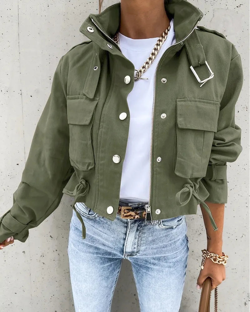 Cazadora bomber corta de verano para mujer con botones, bolsillos y cuello alto – estilo casual moderno