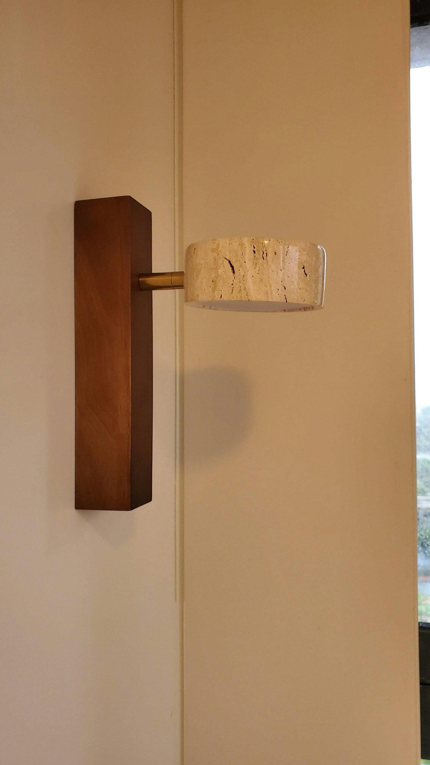 Kyoto | Aplique de Pared en Travertino y Nogal – Luz LED Cálida y Minimalista