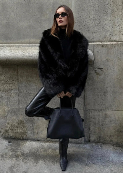 Chaqueta de Pelo Sintético con Cuello Polo – Negro